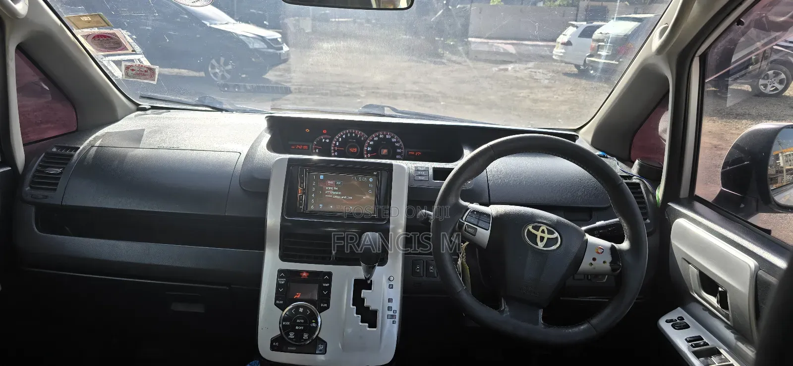 Toyota Voxy 2010 Pearl