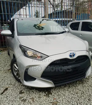 Toyota Yaris 1.5 Sedan LE 2020 Silver