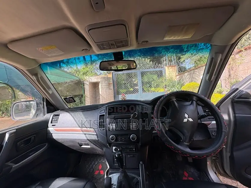 Mitsubishi Pajero 2010 Gold