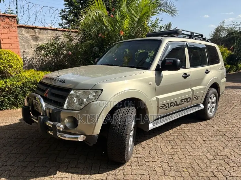 Mitsubishi Pajero 2010 Gold