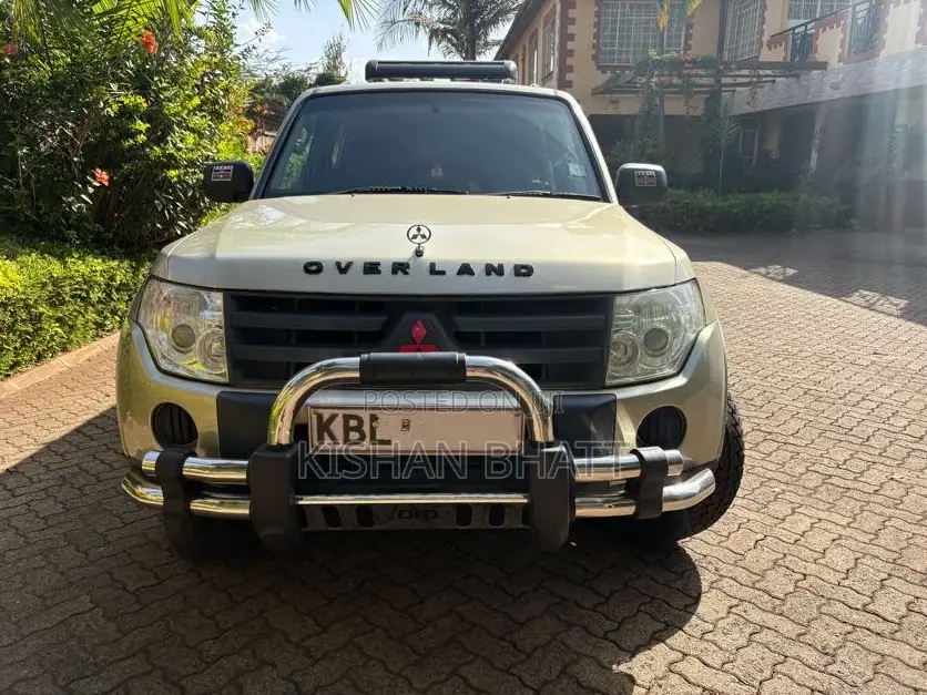 Mitsubishi Pajero 2010 Gold