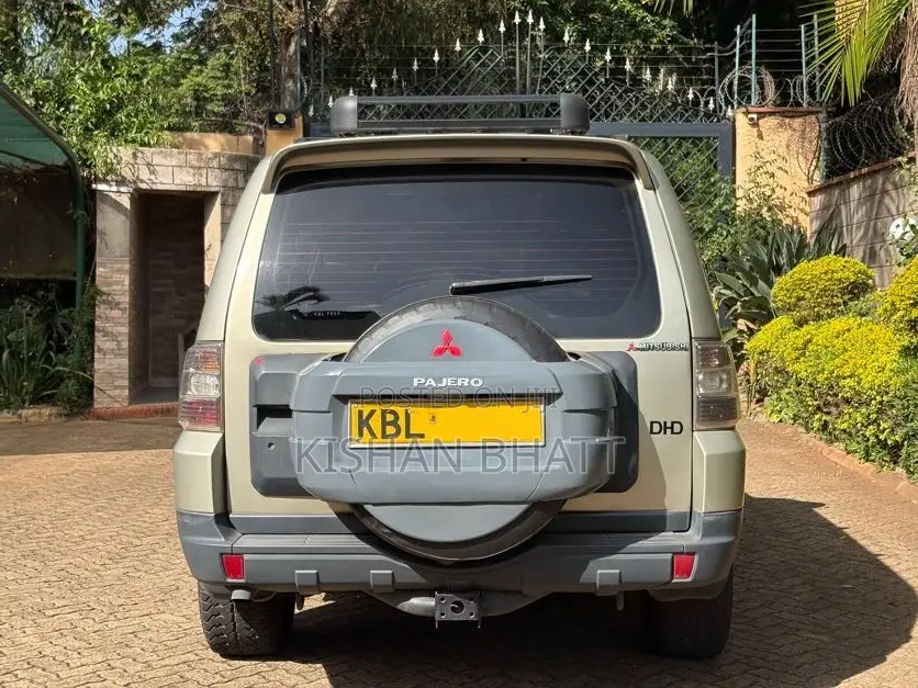 Mitsubishi Pajero 2010 Gold