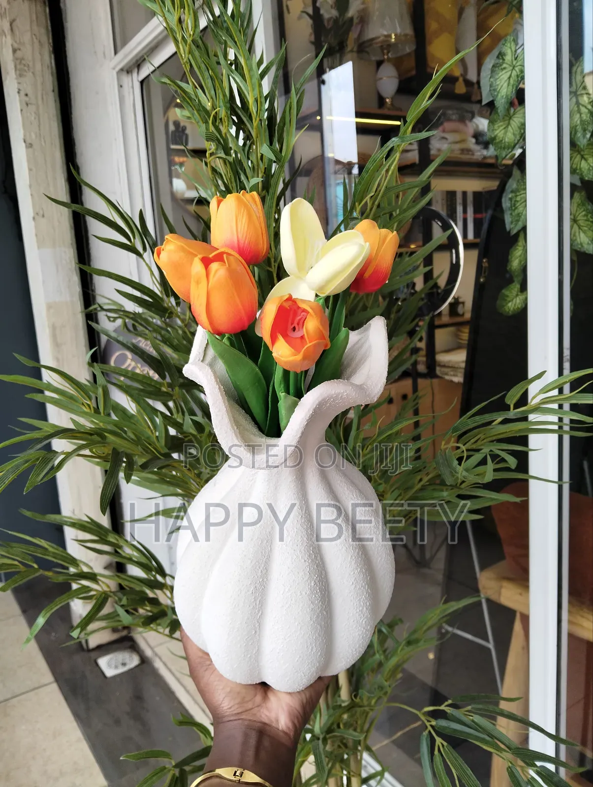 *French High-End Retro Art Decoration White Petal Shaped Ceramic Vase*
