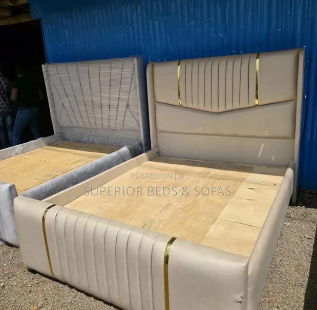 5x6 Chester Bed in Gold Tufting