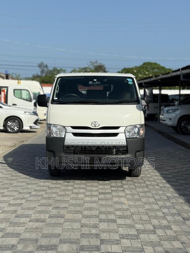 Toyota HiAce 2018 White - thumbnail 2