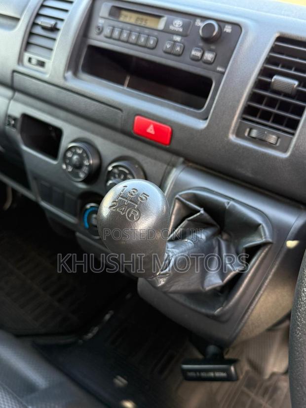 Toyota HiAce 2018 White - thumbnail 11