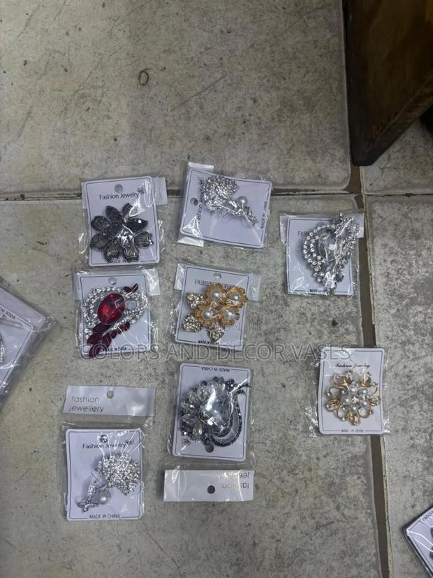 Gift Classic and Beautiful Brooches - main view