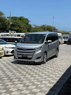Toyota Noah 2018 Silver