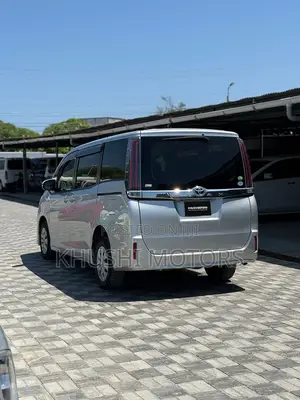 Toyota Noah 2018 Silver