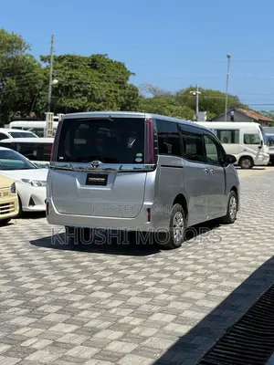 Toyota Noah 2018 Silver