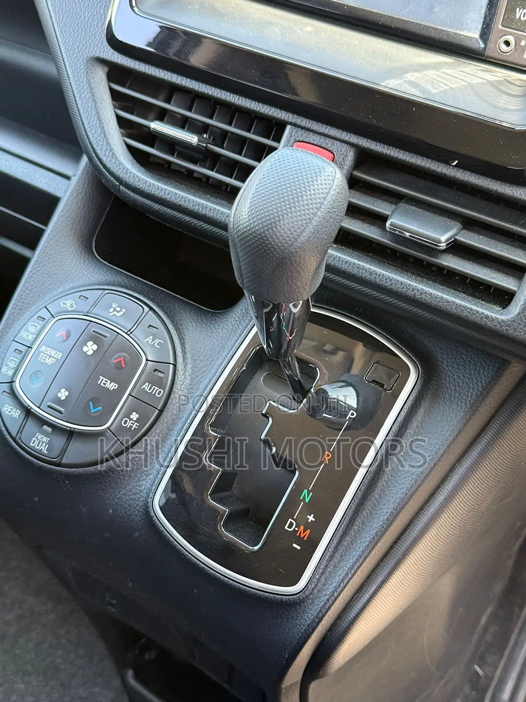 Toyota Noah 2018 Silver