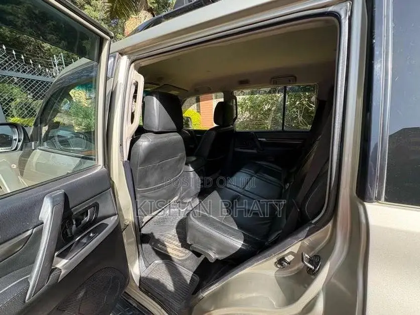 Mitsubishi Pajero 2010 Gold