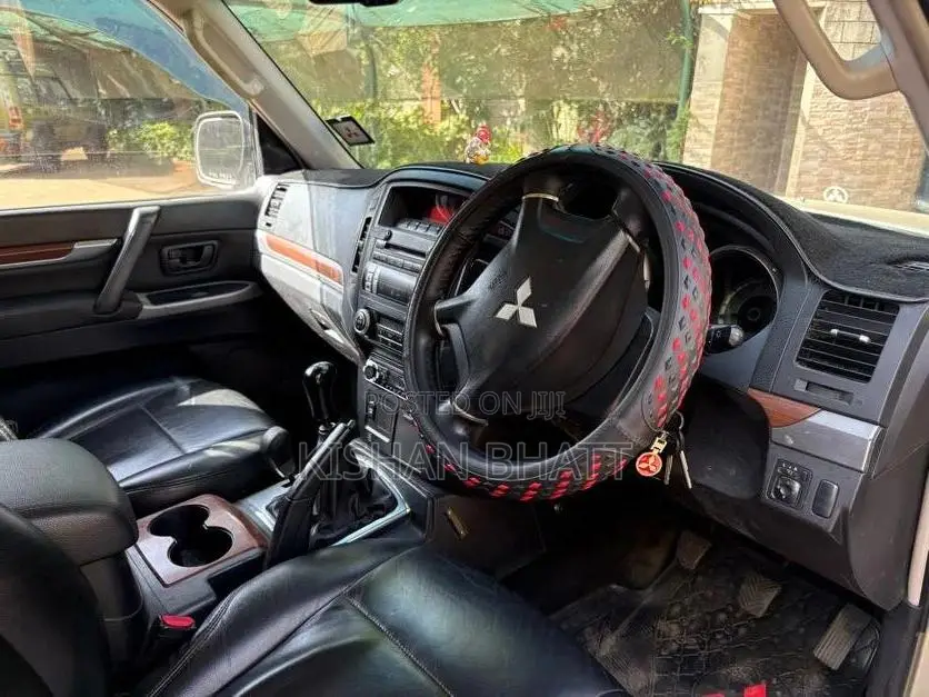 Mitsubishi Pajero 2010 Gold