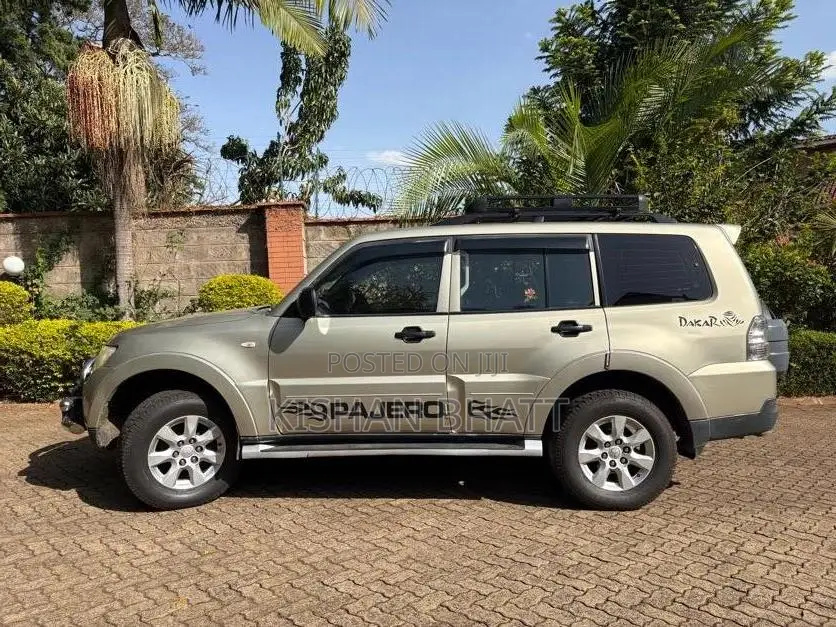 Mitsubishi Pajero 2010 Gold
