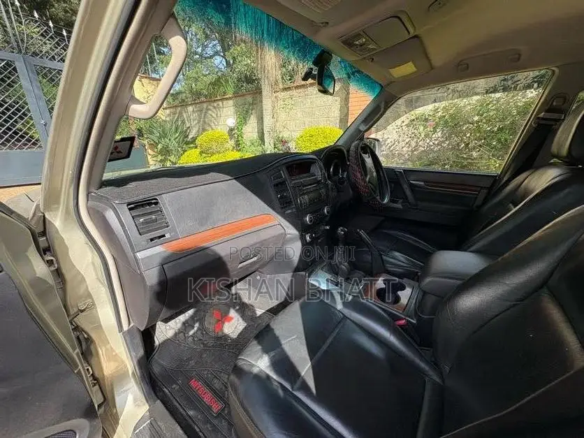 Mitsubishi Pajero 2010 Gold