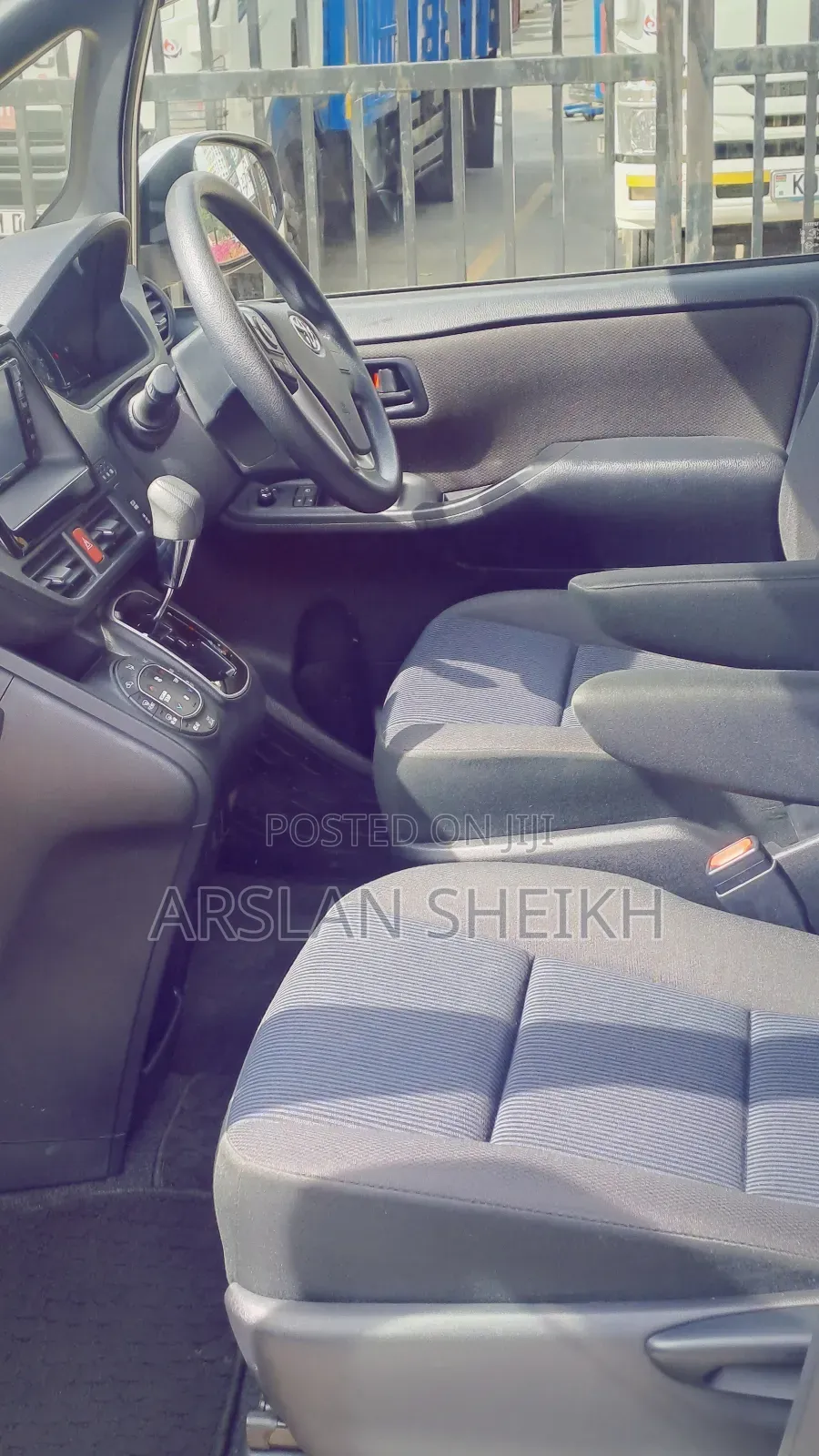 Toyota Noah 2018 Silver