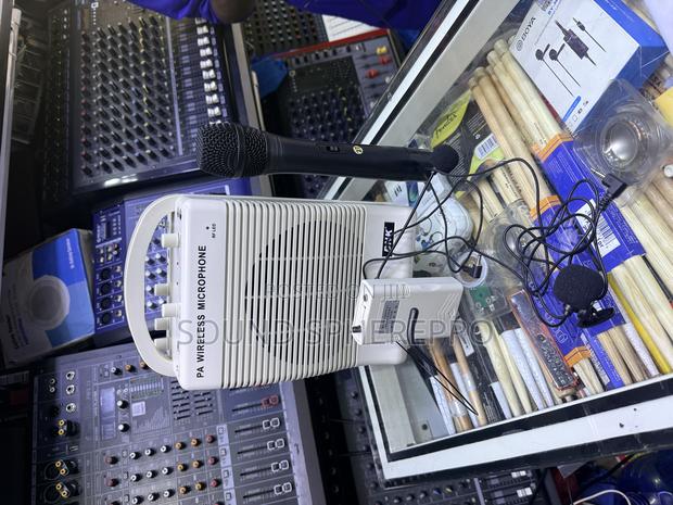BNK Bk-209 Rechargeable Portable Wireless Pa Microphone