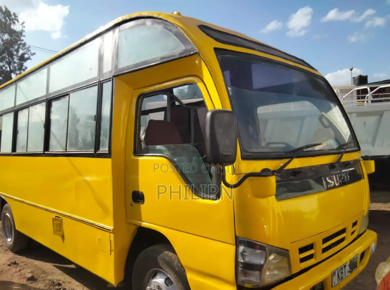 Isuzu Executive Bus 2012 Yellow