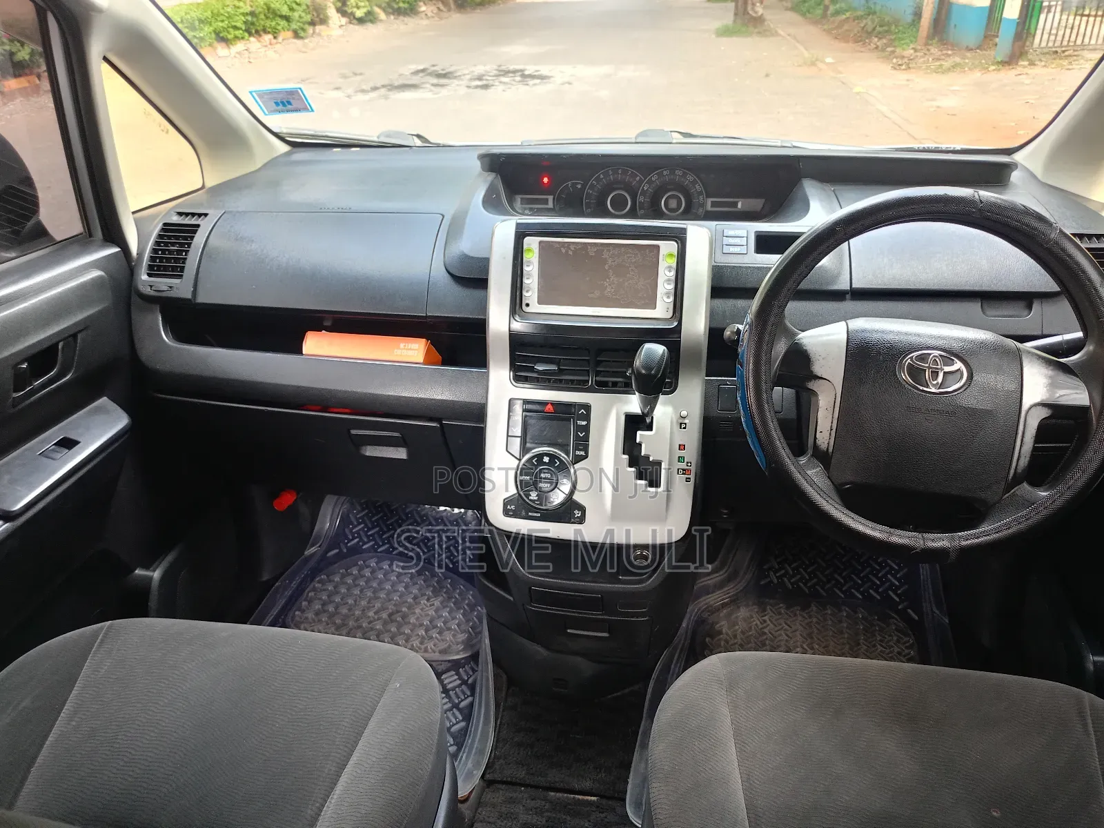 Toyota Voxy 2012 Silver