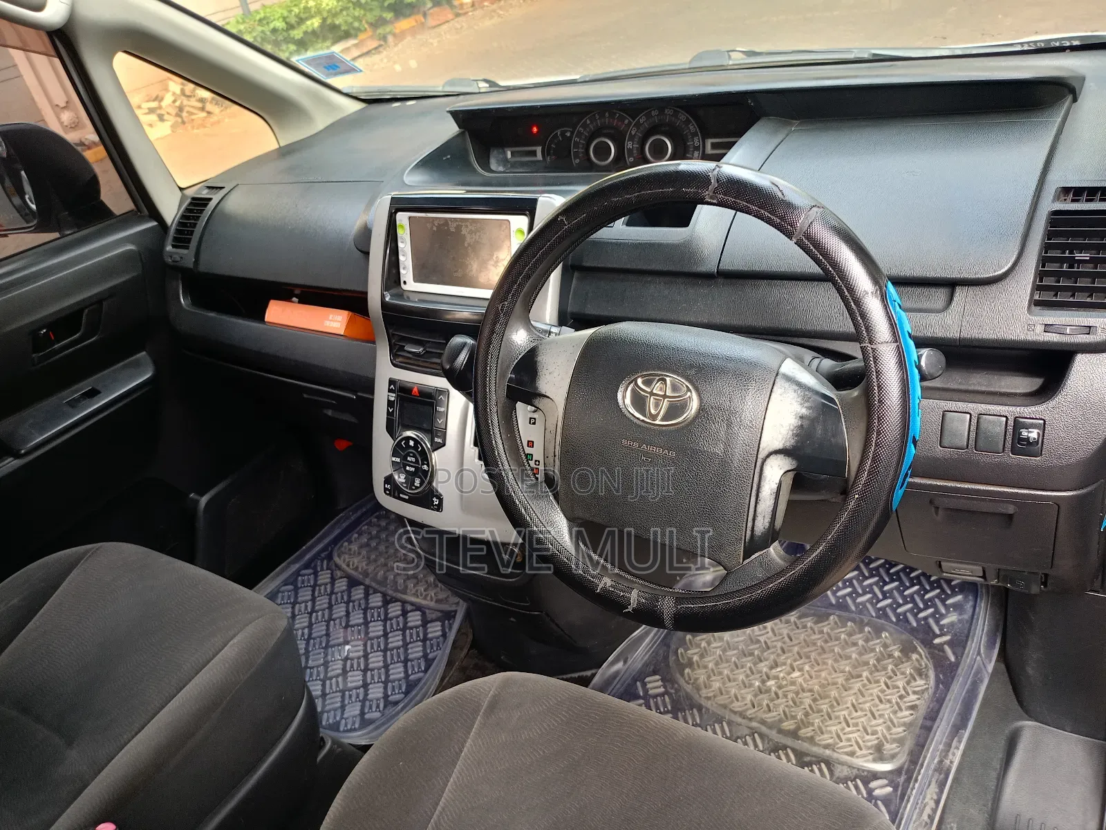 Toyota Voxy 2012 Silver