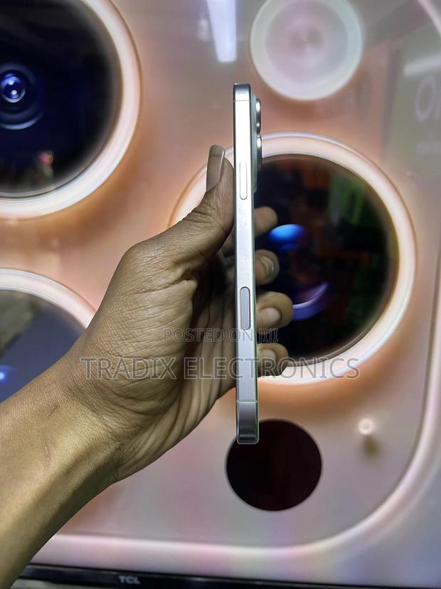 Apple iPhone 16 Pro Max 256 GB White - thumbnail 3