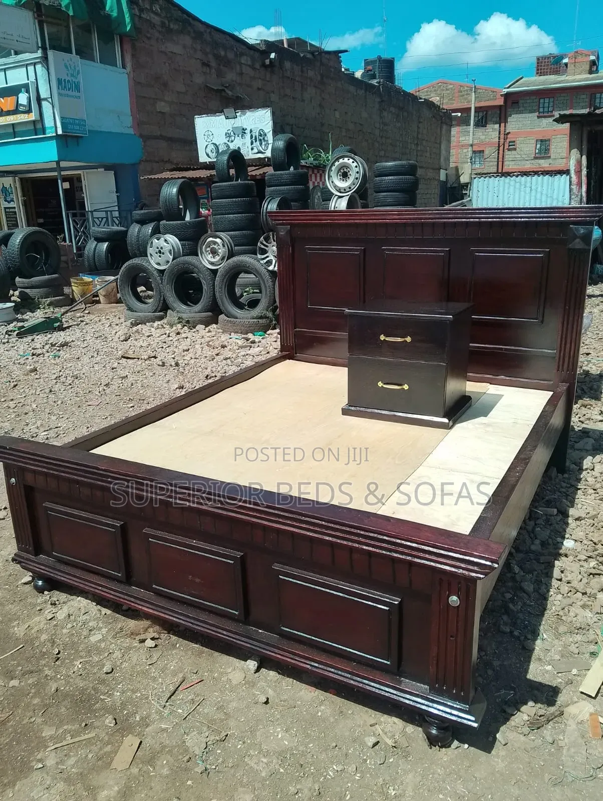5x6 Solid Wood Bed With Fine Finishing With 2 Sideboxes