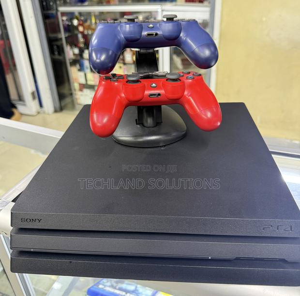 Best Condition Ps4 Pro +2 Pads +Charging Dock - thumbnail 4