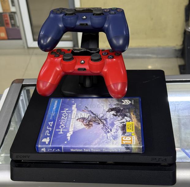 Best Condition Ex Uk Ps4 Slim+2 Pads + Charging Dock - thumbnail 3