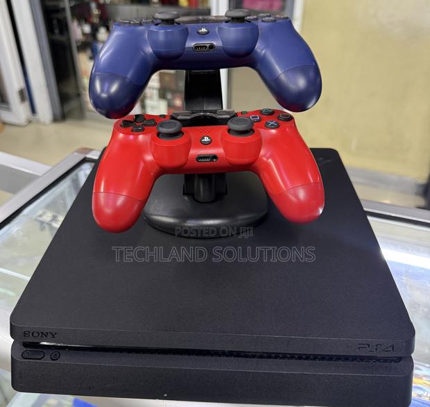 Best Condition Ex Uk Ps4 Slim+2 Pads + Charging Dock - thumbnail 5