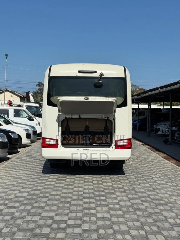 Toyota Coaster 2018 White - thumbnail 3