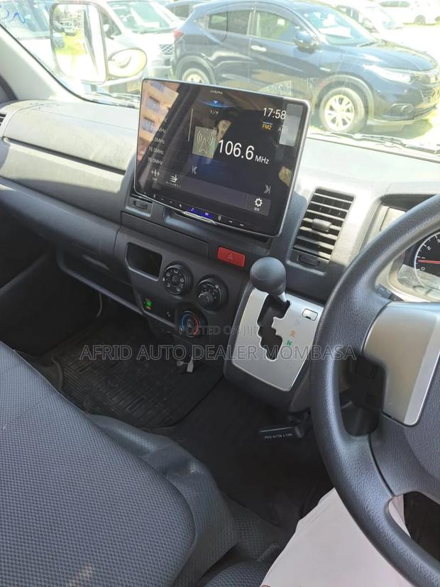 Toyota HiAce 2019 White - thumbnail 8