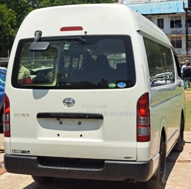 Toyota HiAce 2019 White - thumbnail 11