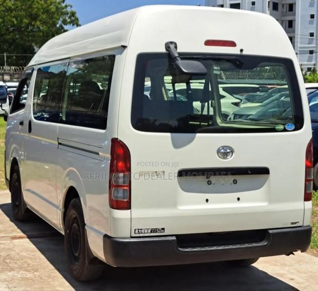 Toyota HiAce 2019 White - thumbnail 12