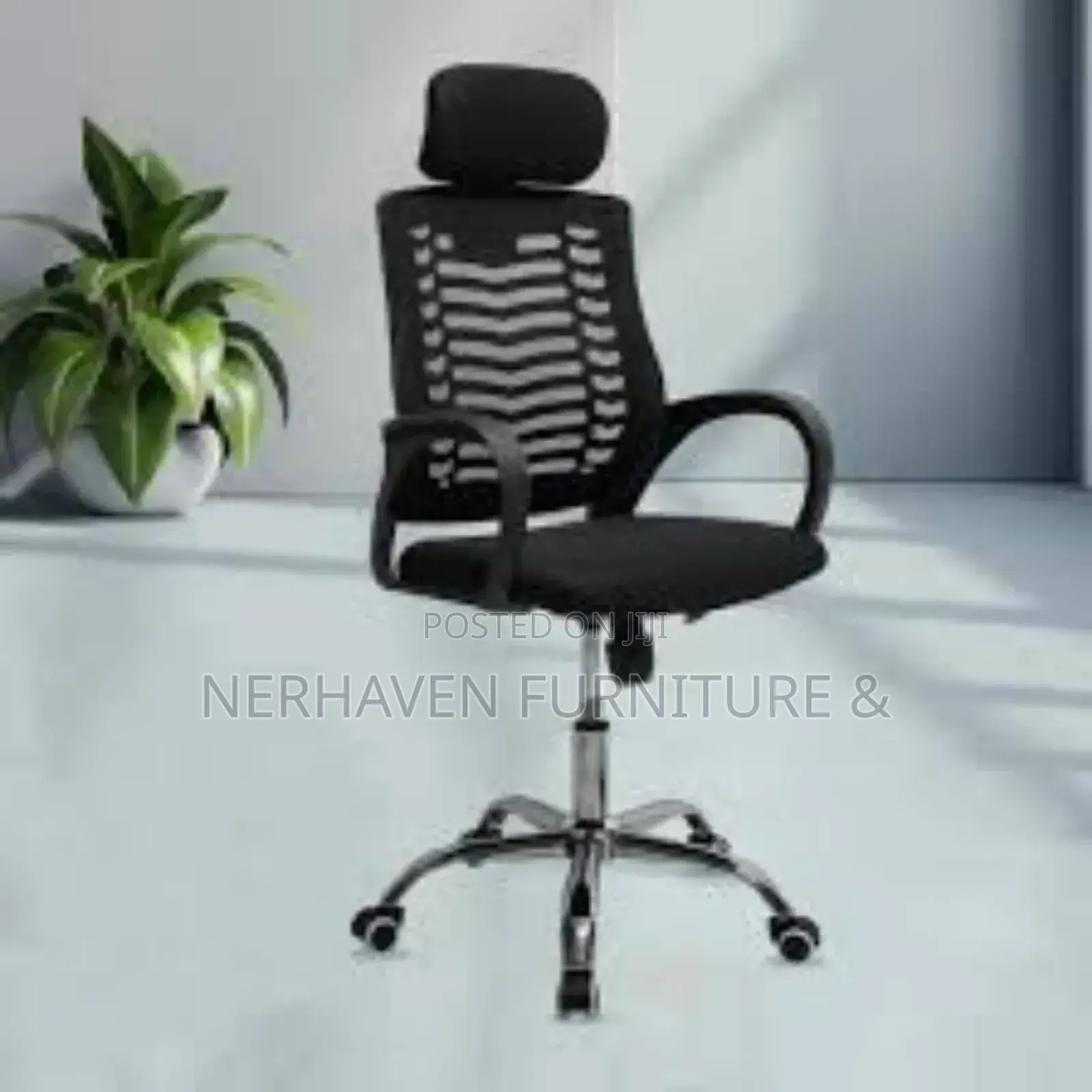 Comfort-Focused Office Chair With Headrest