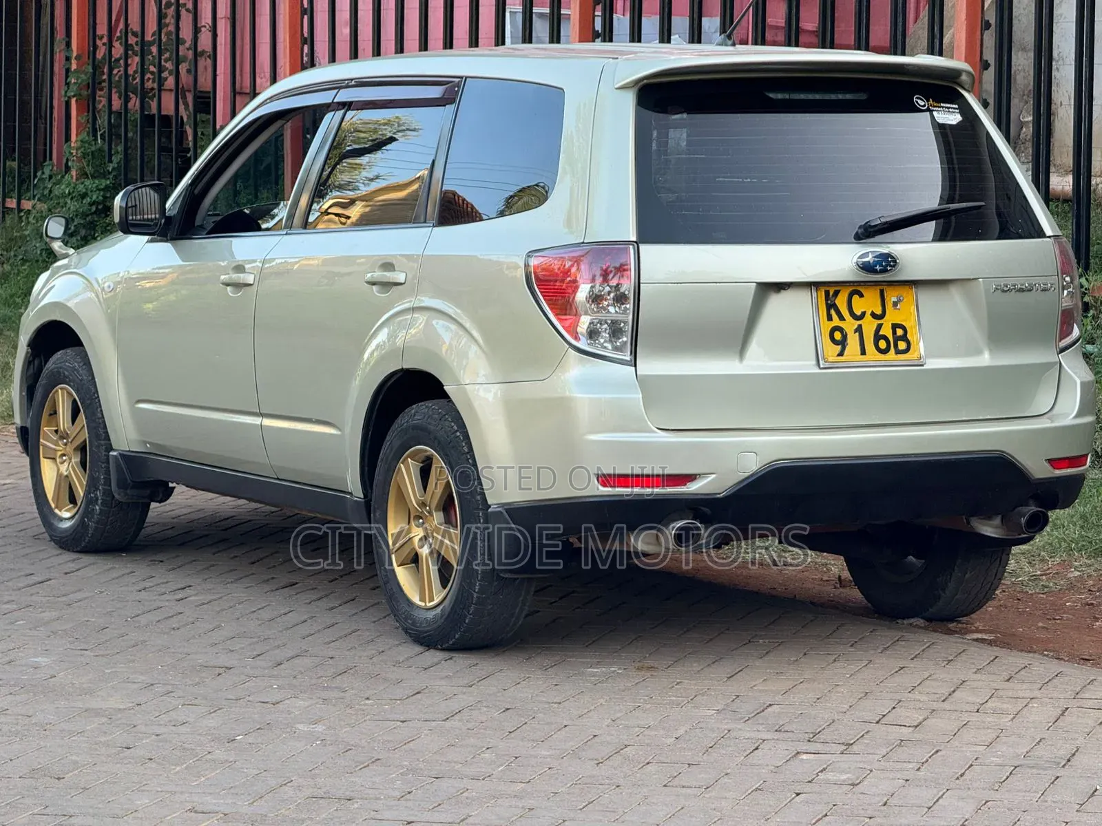 Subaru Forester 2010 Gold