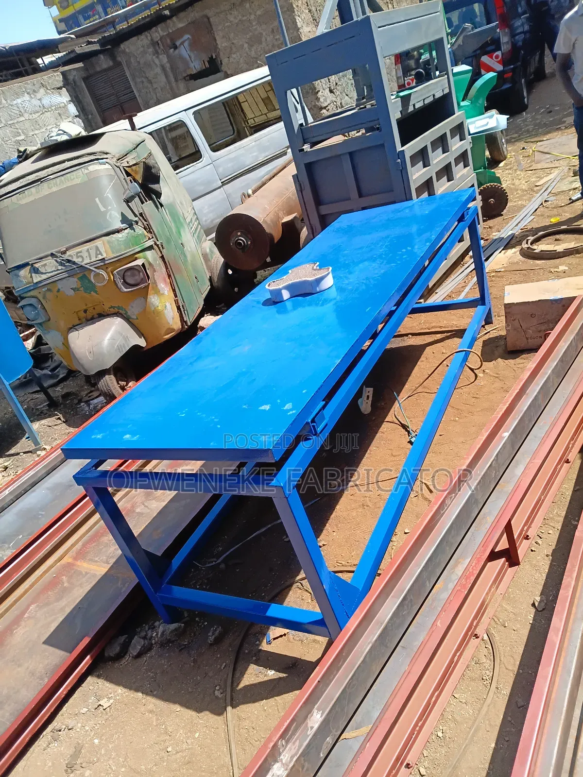 Vibrating Table Machine