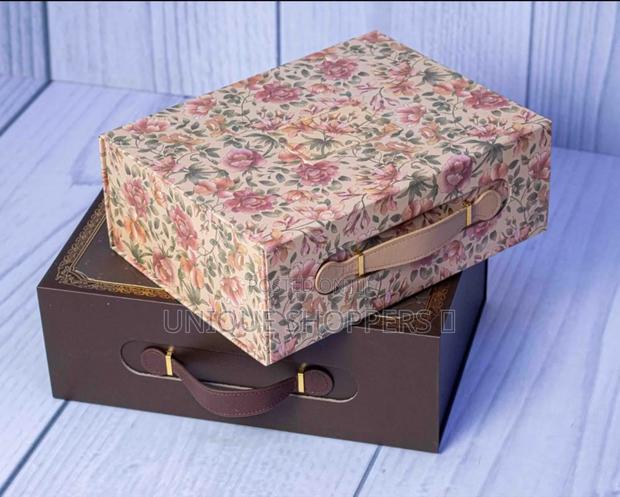Luxurious Gift Box With Handle Features*