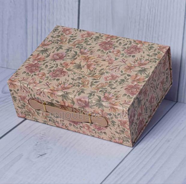 Luxurious Gift Box With Handle Features* - thumbnail 2