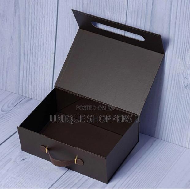 Luxurious Gift Box With Handle Features* - thumbnail 3