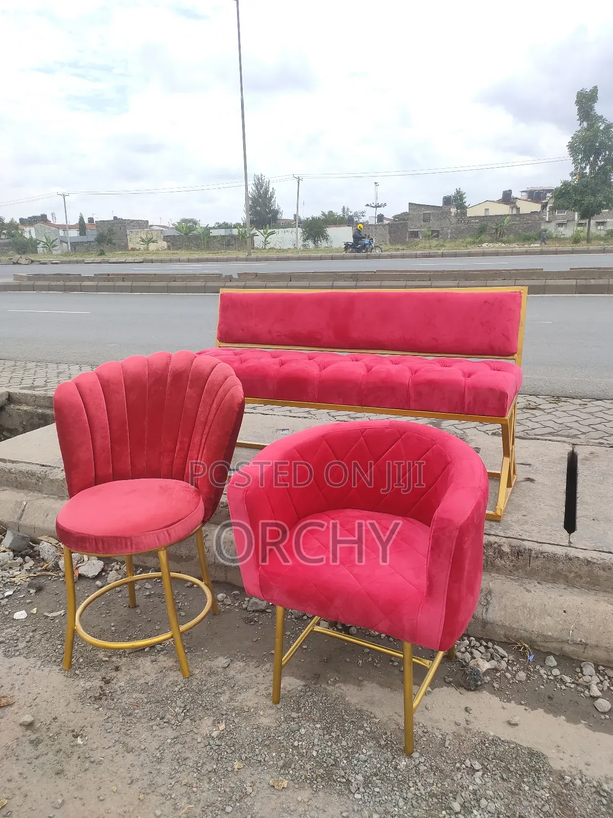 Assorted Manicure Seats+ Waiting