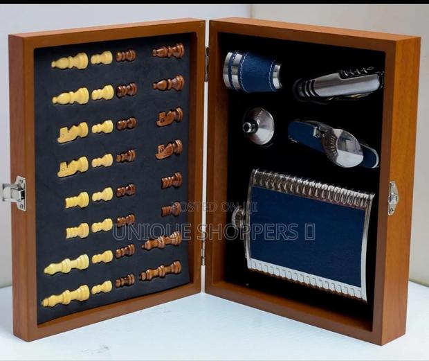 Quality Gift Set With Chess and Hip Flask W - thumbnail 4