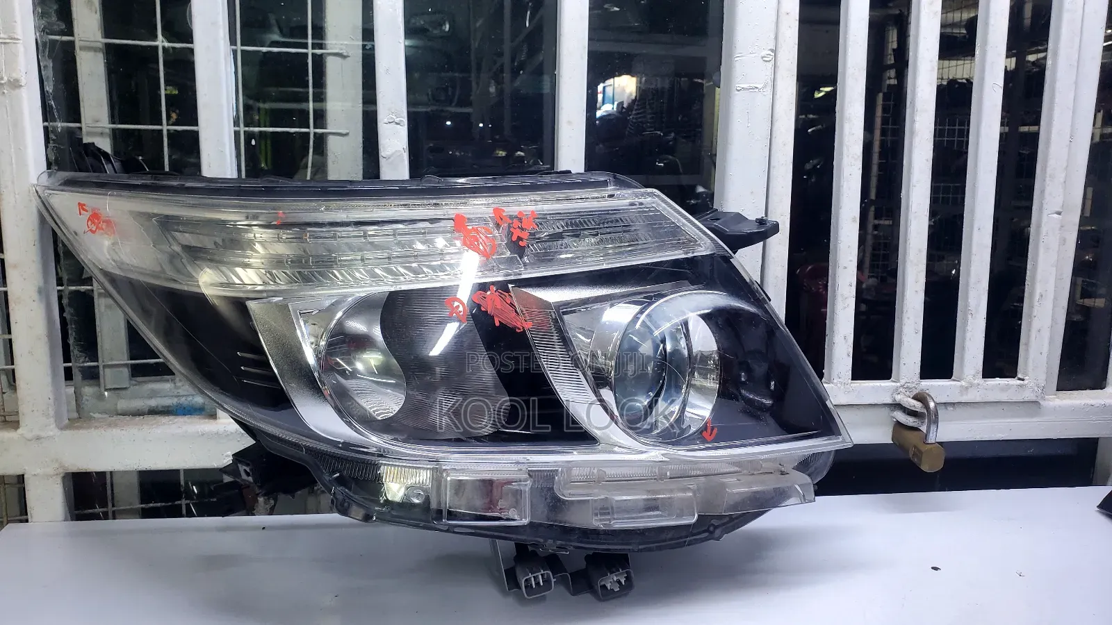 Toyota Noah 2014/16 Xenon Headlights