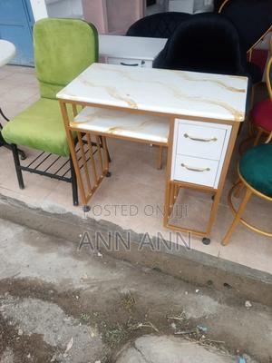 Manicure Table - main view