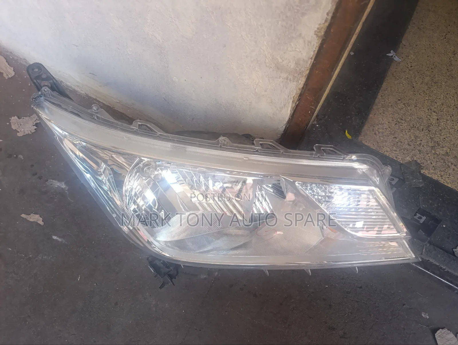 Hiace 2020 10l Non Zenon Headlight.