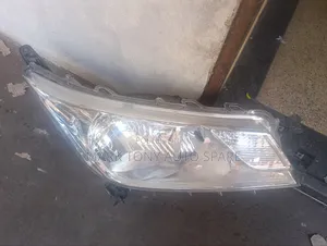 Hiace 2020 10l Non Zenon Headlight.