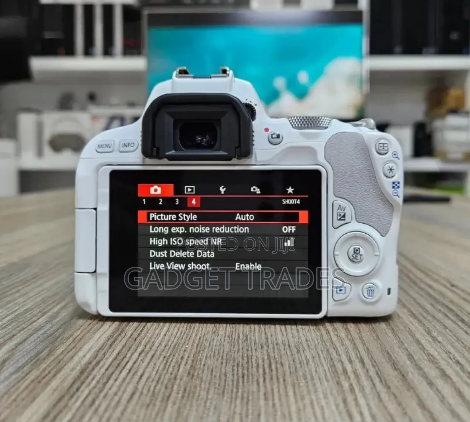 Canon Rebel Sl2 With 18-55mm Lens(Eos200d) White Edition.