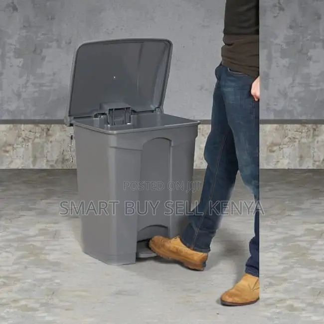 30l Hard Plastic Step Pedal Dust Bin Hands-Free Waste Disposal