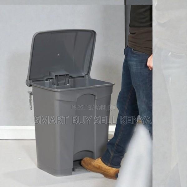 Hands-Free 30l Step Pedal Garbage Bin Durable Hard Plastic Gauge - main view