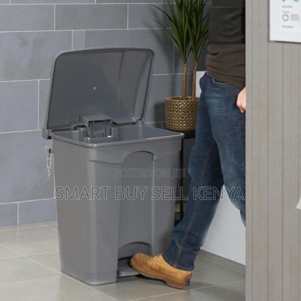 30l Capacity Hard Gauge Plastic Step Pedal Dust Bin for Medical Waste