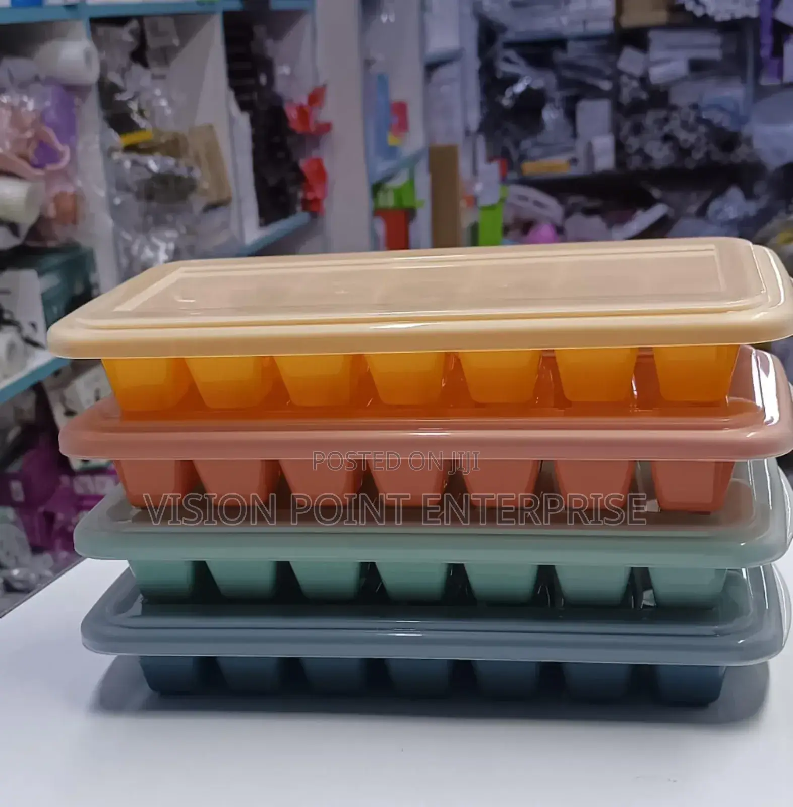 Ice Cube Tray With a Lid